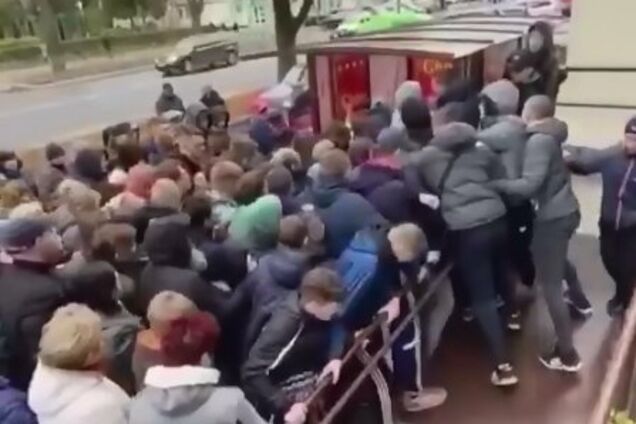 'Европа все ближе!' Украинцы штурмом взяли секонд-хенды. Видео