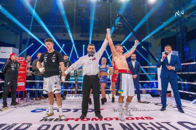 Известный украинский боксер добыл победу эффектным нокаутом в чемпионском бою