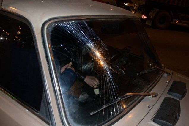 В Днепре пьяный мужчина выскочил под колеса ВАЗа