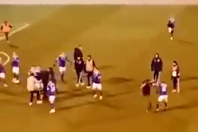 Болельщики избили футболистов в чемпионате России