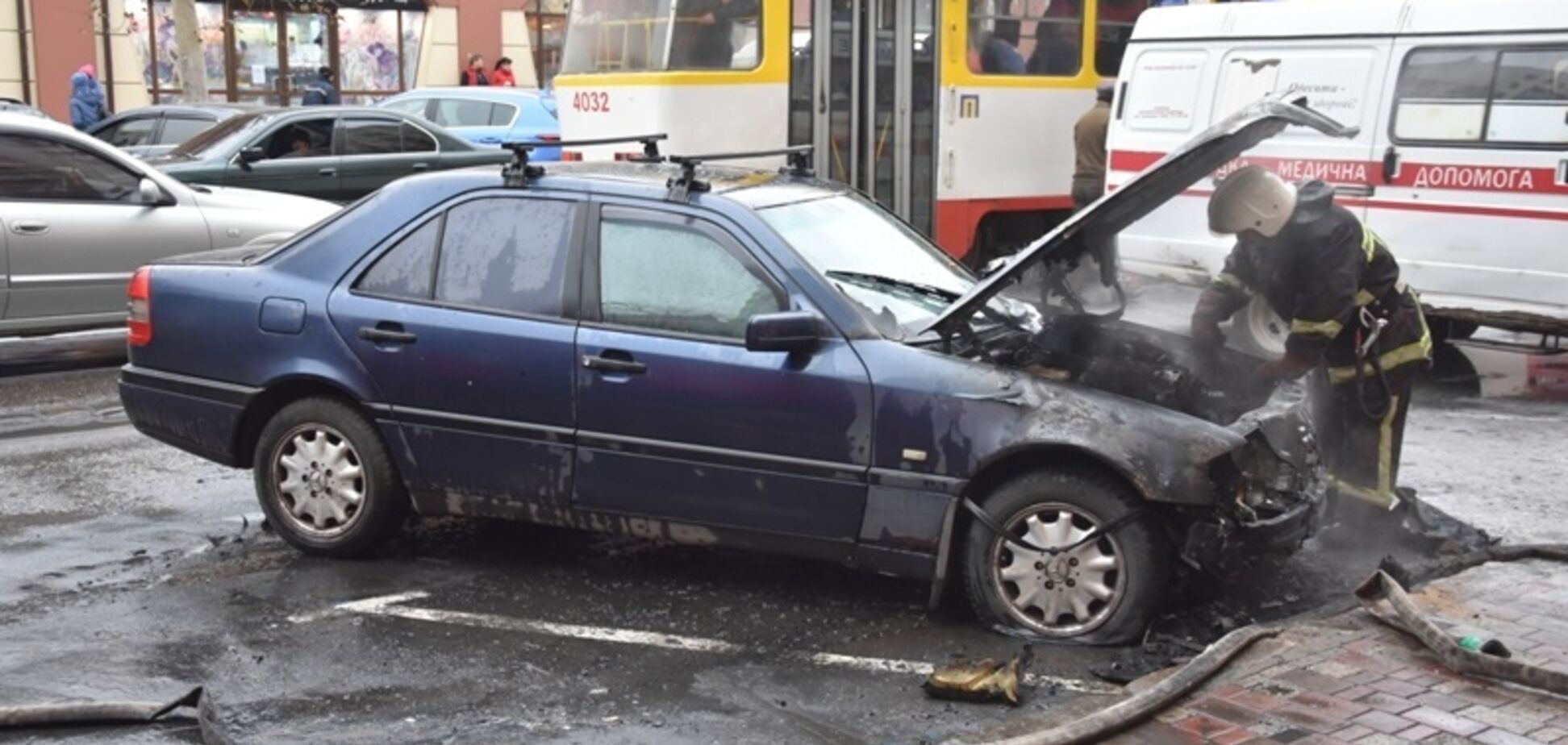 В Одессе возле 'Привоза' сгорел Mercedes