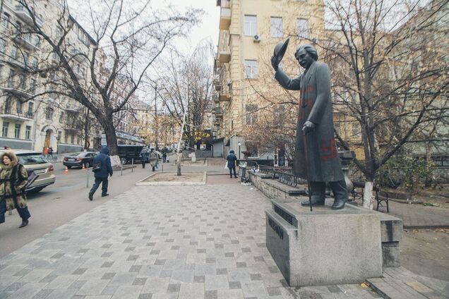 "Огидно та жахливо!" У Києві пам'ятник відомому єврейському письменнику осквернили свастикою