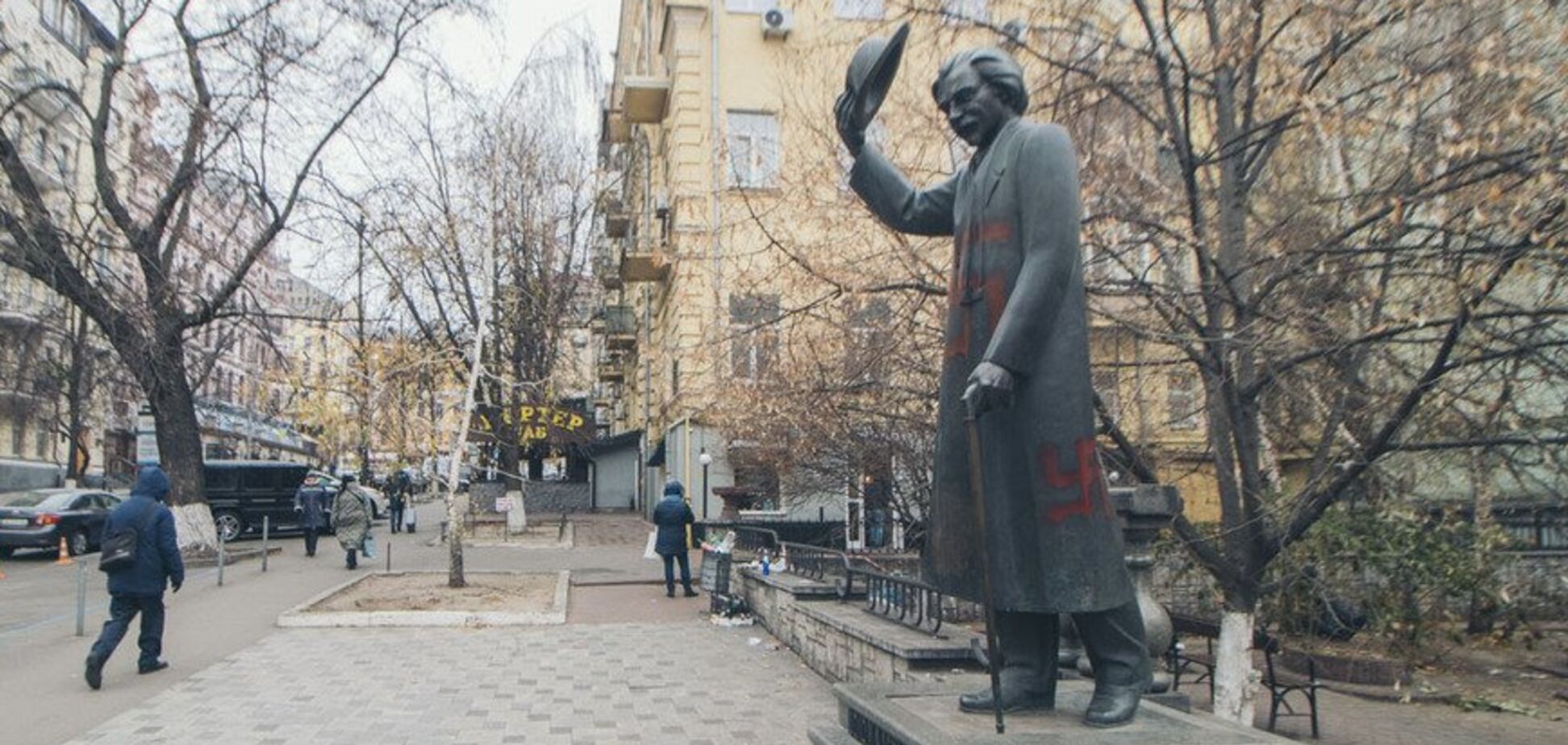 В Киеве на памятнике еврейскому писателю появились свастики