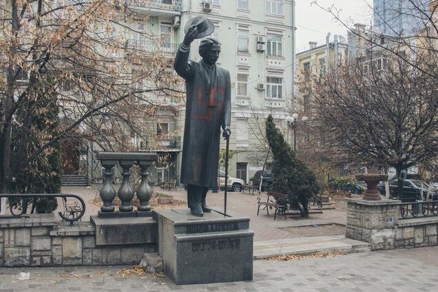 В Киеве осквернили памятник еврейскому писателю