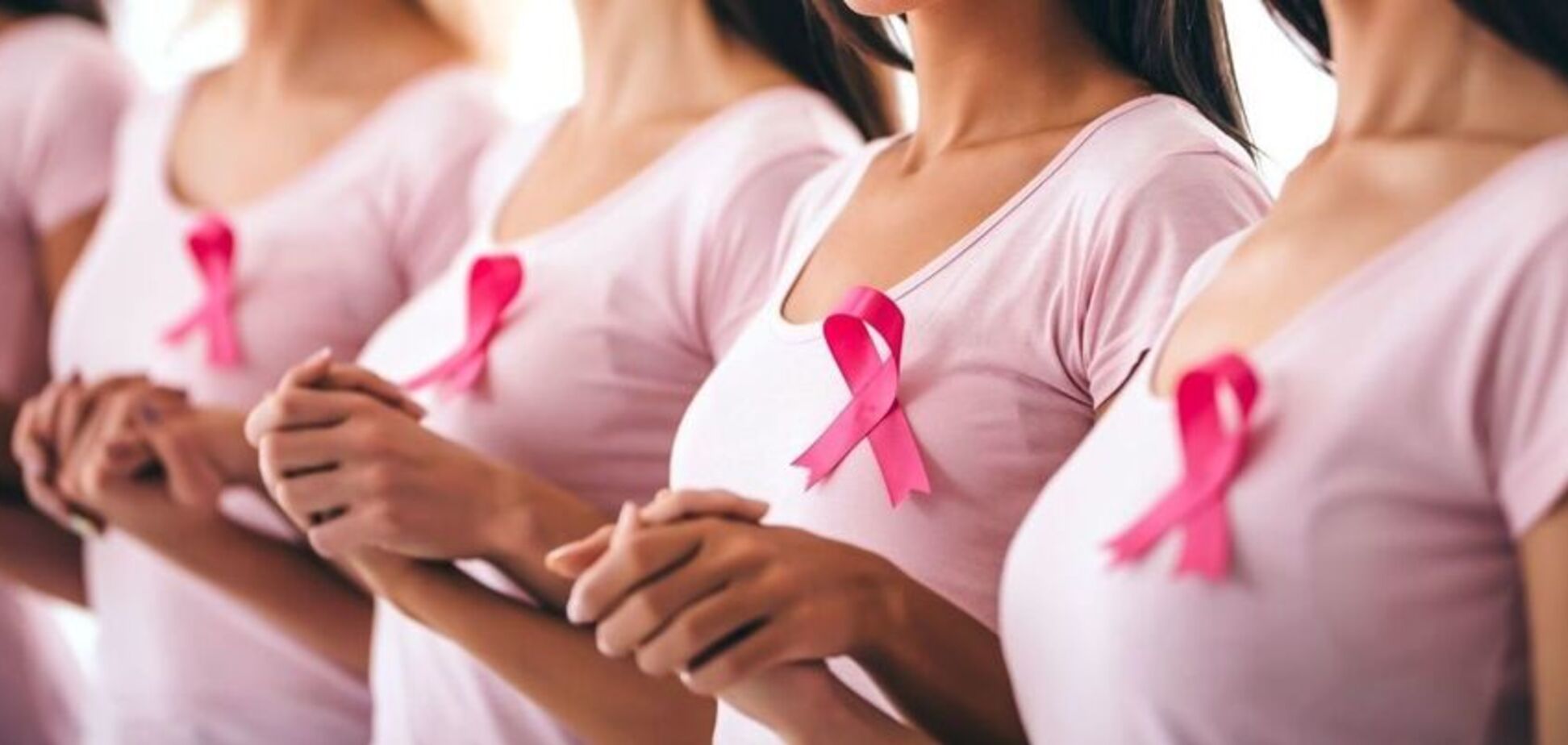 Вузлики й почервоніння: лікар назвав ознаки раку грудей