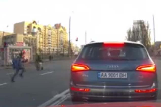 "Влаштували нову гру?" У Києві дитина перебігала дорогу і потрапила під авто. Відео