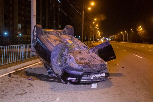 Повело на узбіччя: в Дніпрі сталася страшна ДТП з переворотом. Фото