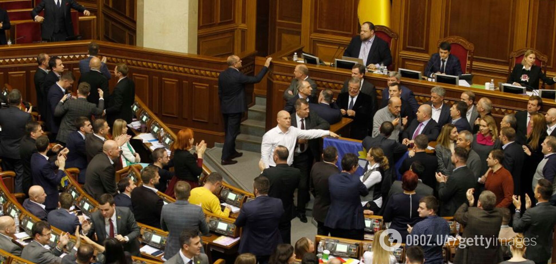Требуют досрочных выборов: украинцев разгневала работа Рады