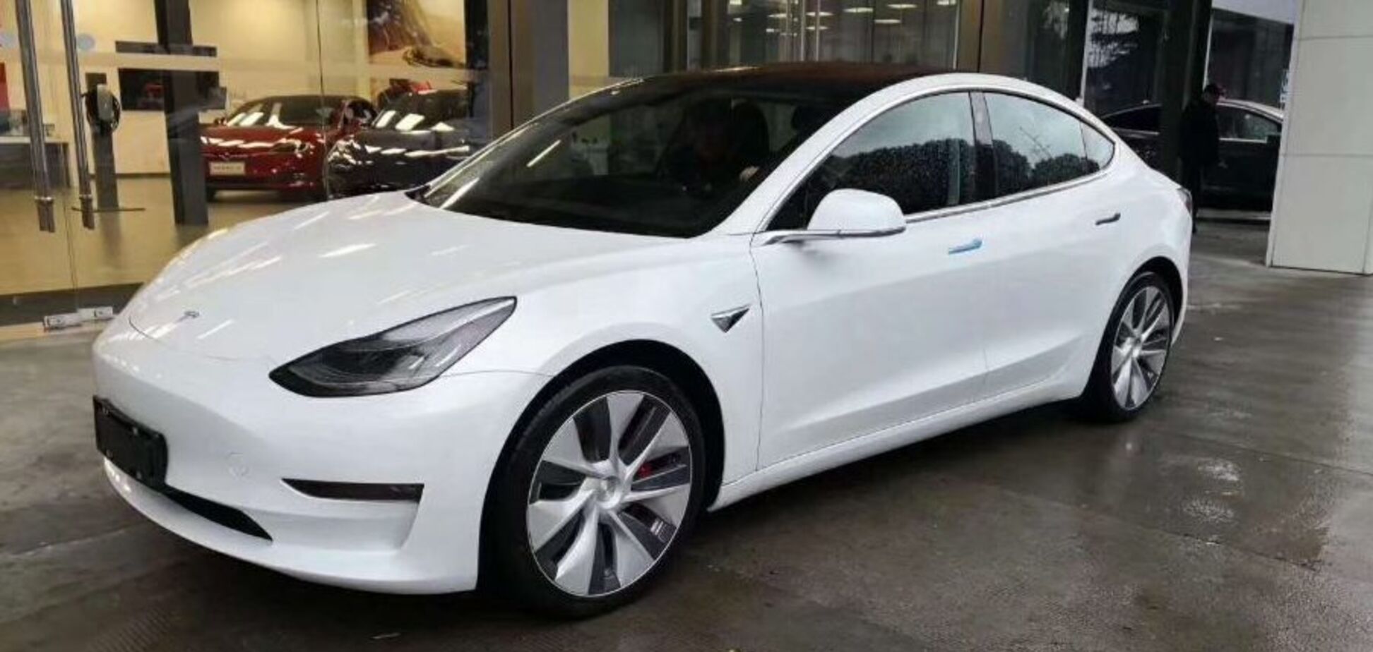 Tesla показала экстремальные испытания своего электрокара в Китае: видео