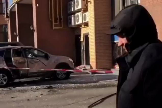 Повыбивало окна и покорежило авто: появилось первое видео с места подрыва машины в Харькове