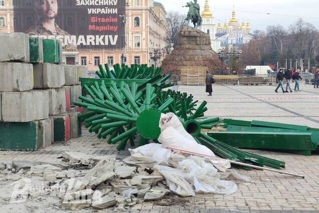 В Киеве начали устанавливать главную елку страны: первые фото