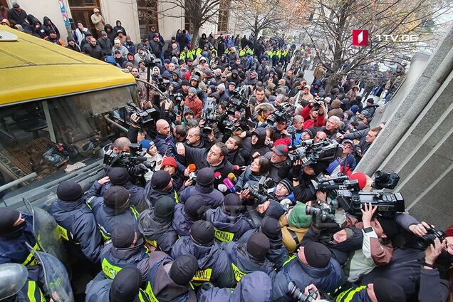 В Тбилиси массовый протест разогнали водометами: фото и видео