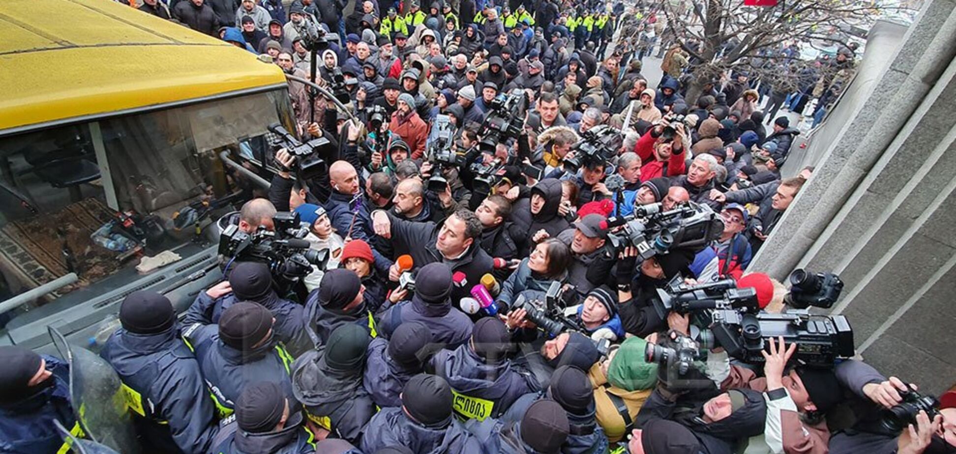 В Тбилиси массовый протест разогнали водометами: фото и видео