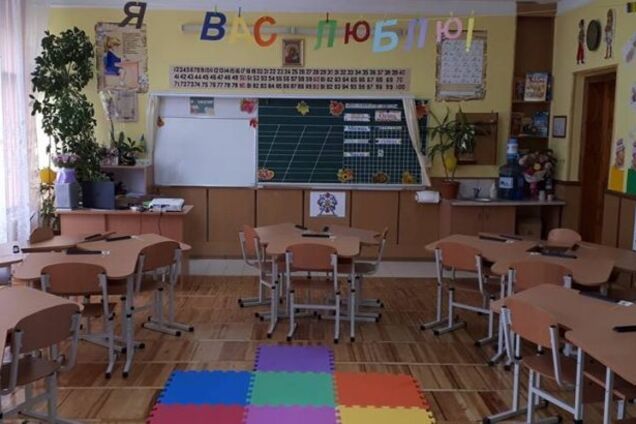 'Еще бы ковра на стену!' В школе Львова опозорились мебельной рухлядью. Фото