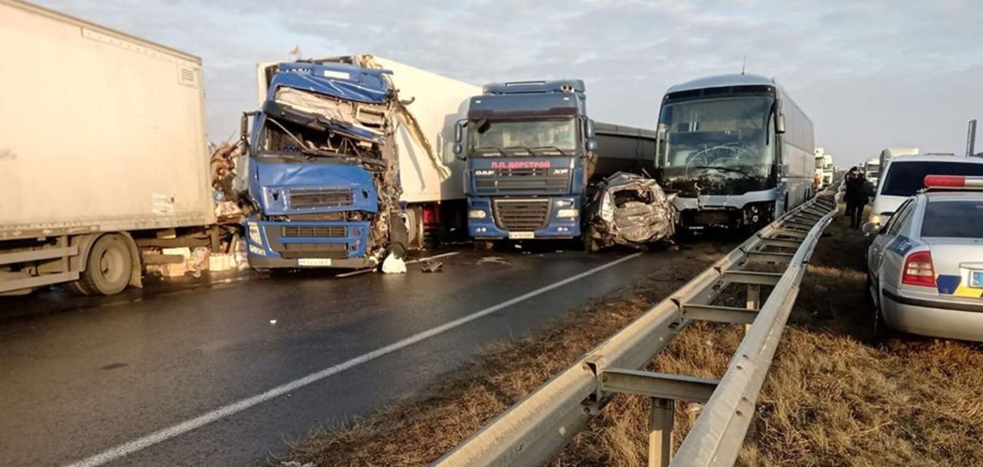 10 авто й рейсовий автобус: на Черкащині трапилася масштабна ДТП. Фото