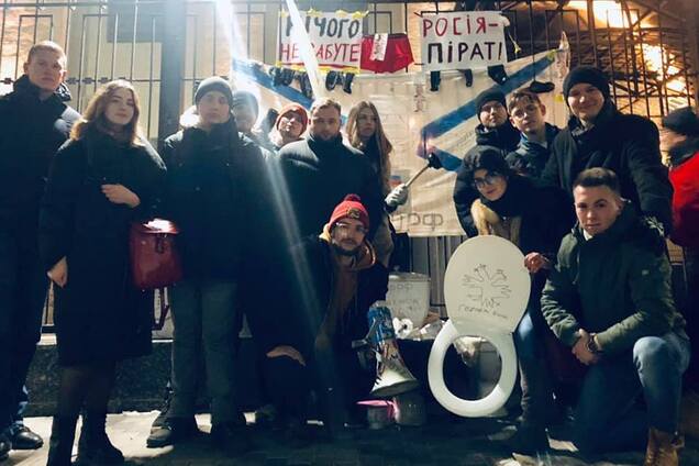 Принесли унитазы с бумагой: украинцы ярко отреагировали на жлобство России. Фото и видео