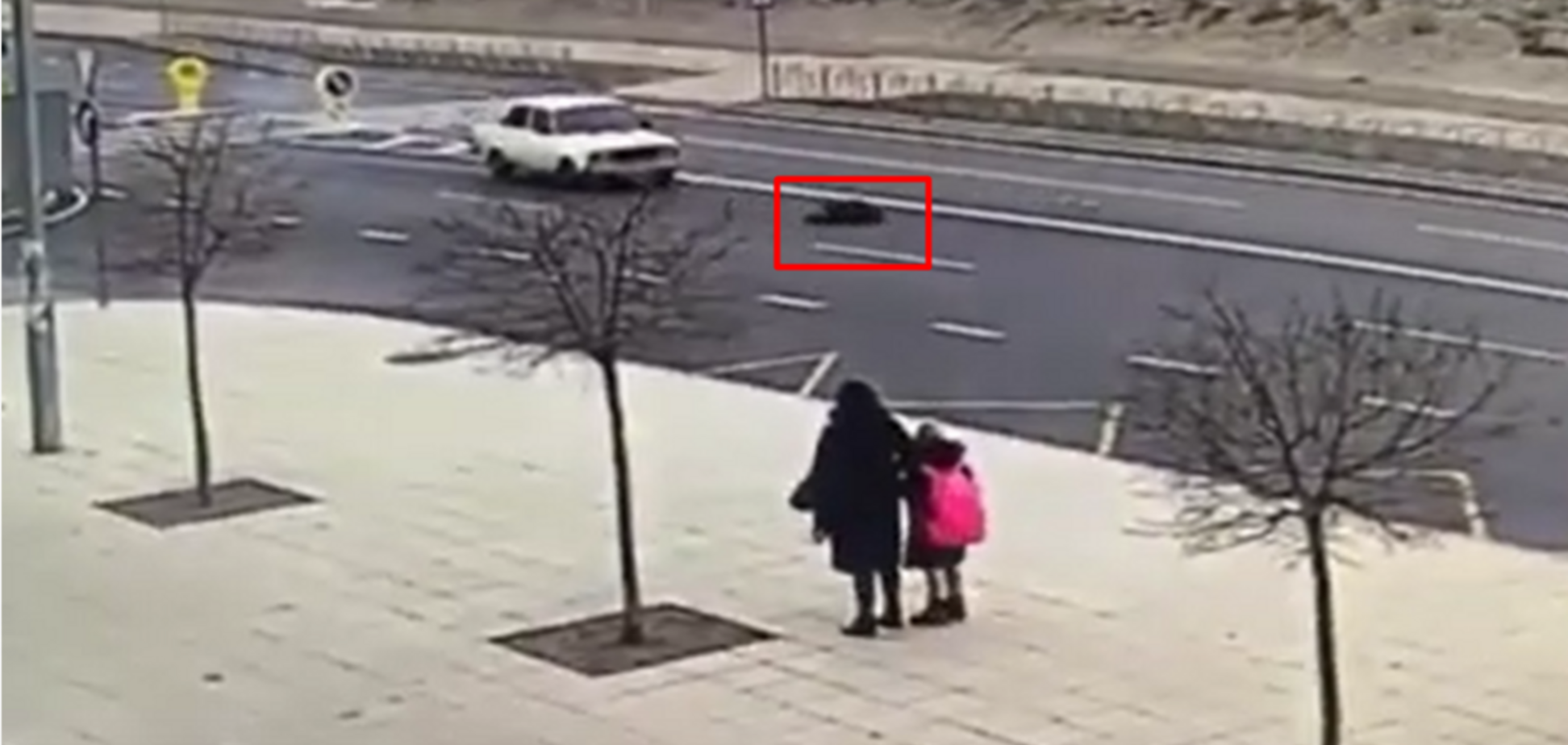 В Черкассах авто сбило ребенка на 'зебре': появилось видео момента аварии