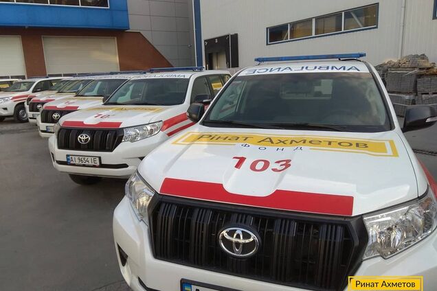 200 скорых для Украины: Фонд Рината Ахметова передал медикам скорые-внедорожники