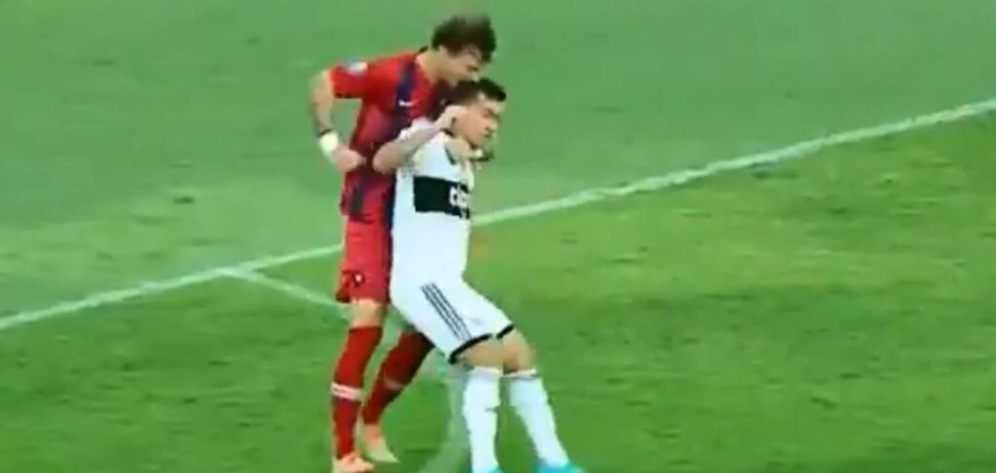 Фернандо Аморебьета укусил соперника