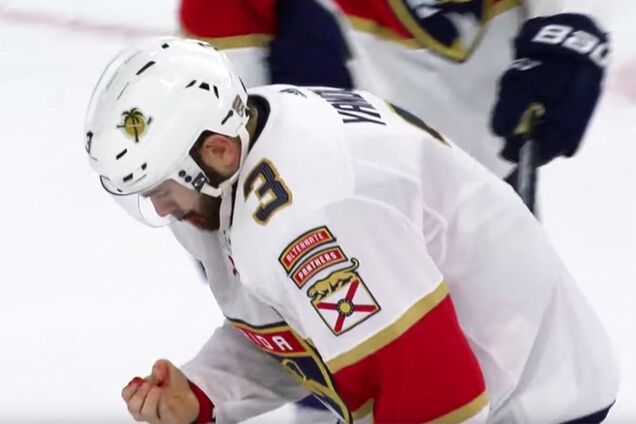 Игрок НХЛ потерял 9 зубов после попадания шайбы: видео эпизода