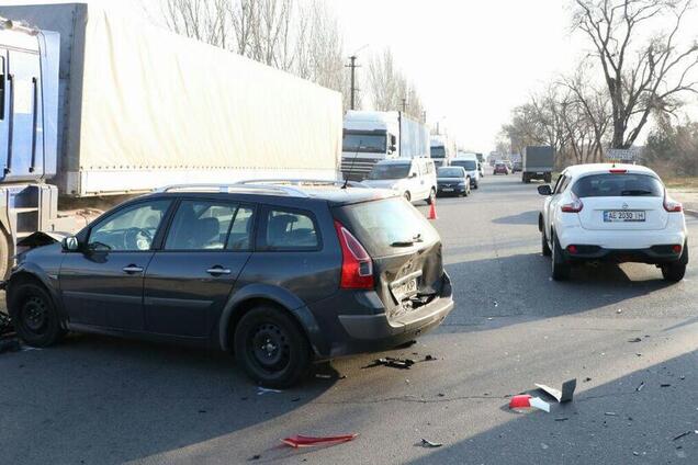 В Днепре три авто устроили жесткое ДТП на перекрестке: опубликованы фото