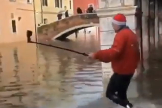 У затопленій Венеції трапилася надзвичайна подія з туристом: відео