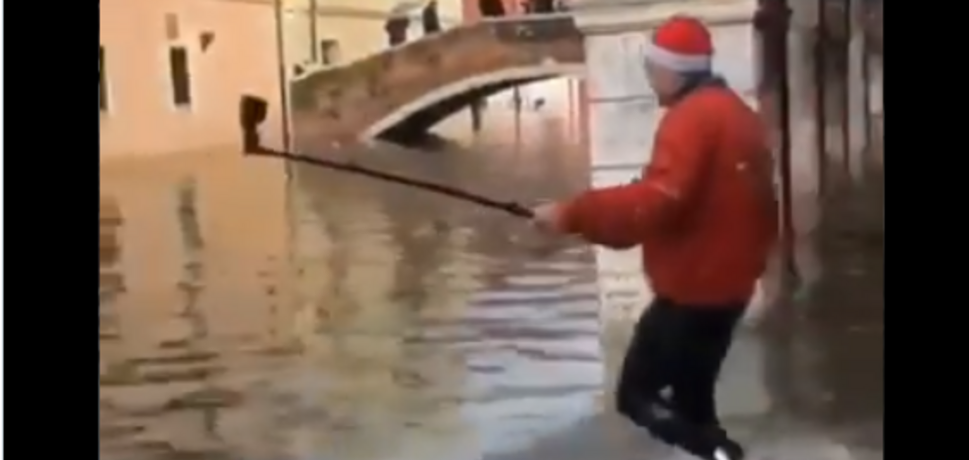 В затопленной Венеции произошло ЧП с туристом: видео