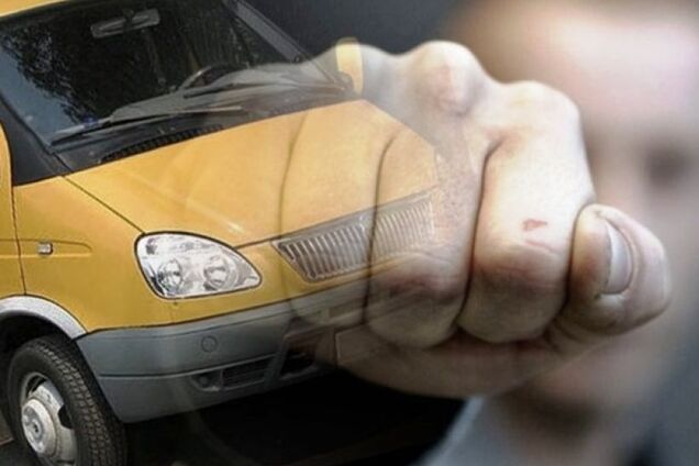 В Днепре агрессивный мужчина устроил драку в маршрутке: видео