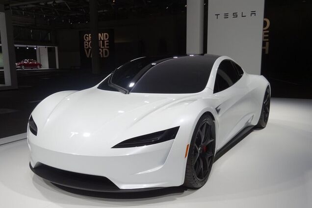 Инженеры Tesla решили проблему очистки стекол и солнечных панелей с помощью лазеров