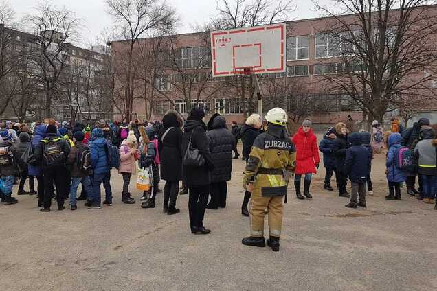 Детей срочно эвакуировали: в Днепре ищут бомбы в четырех школах