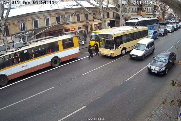 Біля одеського 'Привозу' побилися маршрутники і роз'їхалися, поки поліція стояла в пробці