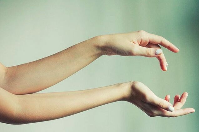 Сеть озадачила магическая иллюзия с руками девушки. Видео