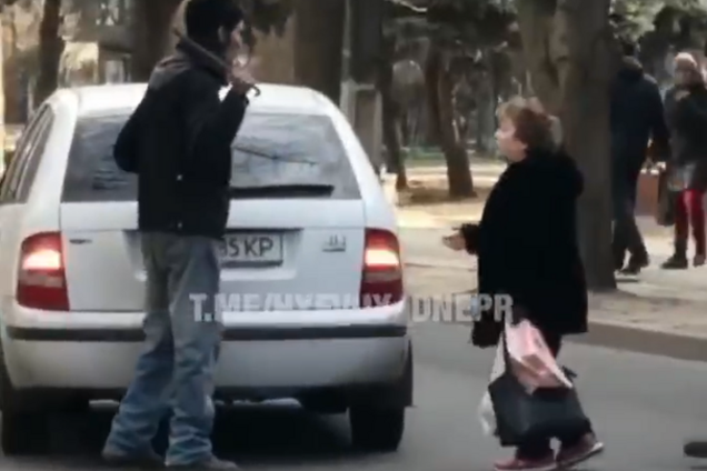 В Днепре пьяный водитель устроил ДТП и набросился на свидетелей: видео