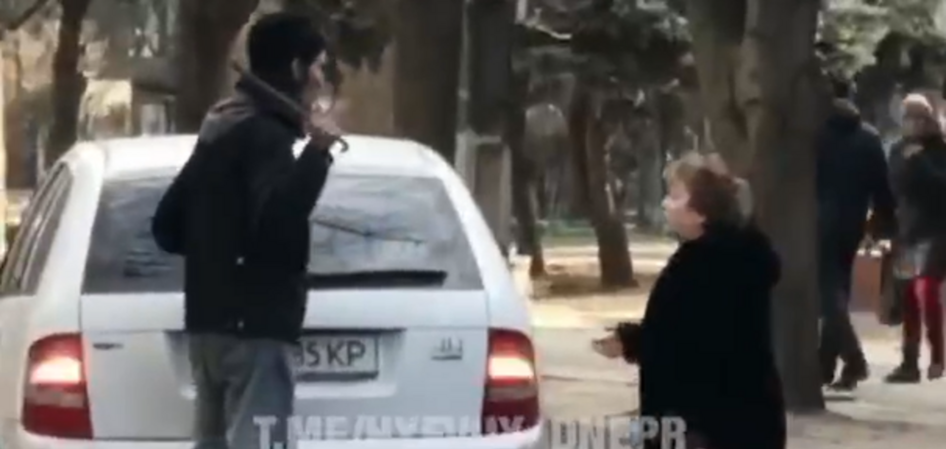 В Днепре пьяный водитель устроил ДТП и набросился на свидетелей: видео