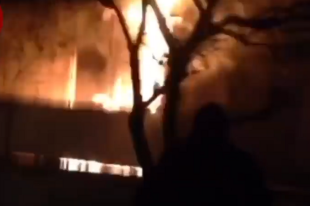Полыхал, как факел: в Киеве разгорелся пожар в жилом доме. Первое видео