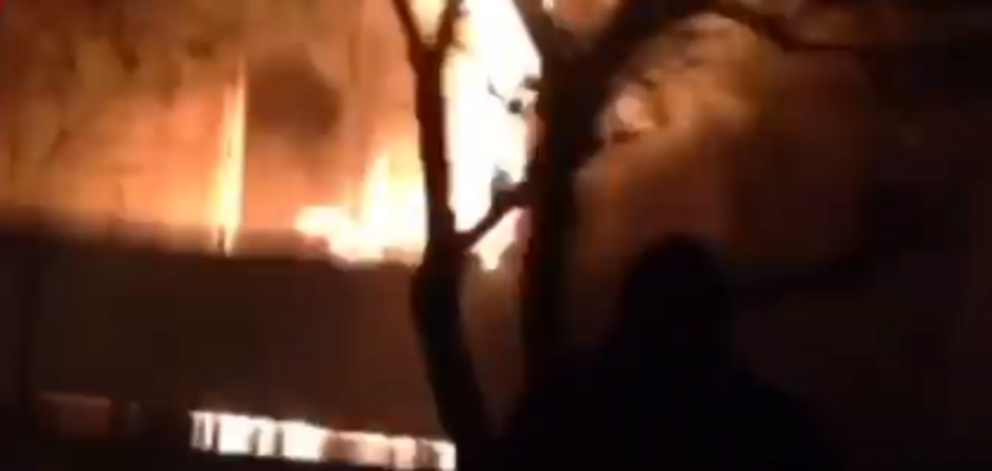 У Києві розгорілася пожежа в житловому будинку