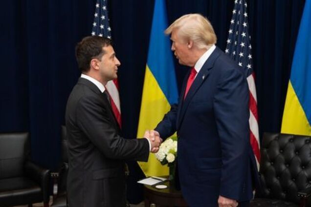Трамп заморозил помощь Украине после разговора с Зеленским: новые подробности