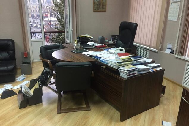 Сейф зламали, документи розкидали: з'явилися фото обікраденого офісу НСЖУ в Києві