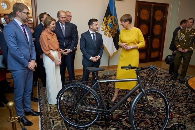 Кальюлайд подарила Зеленскому велосипед