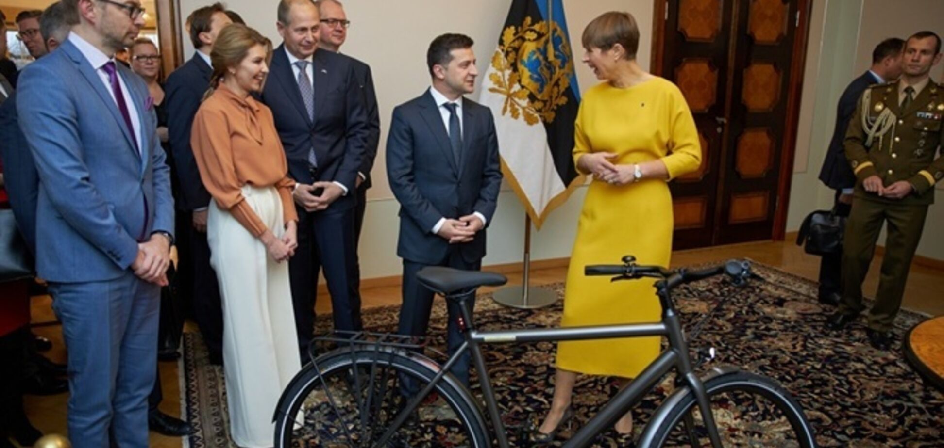 Кальюлайд подарувала Зеленському велосипед