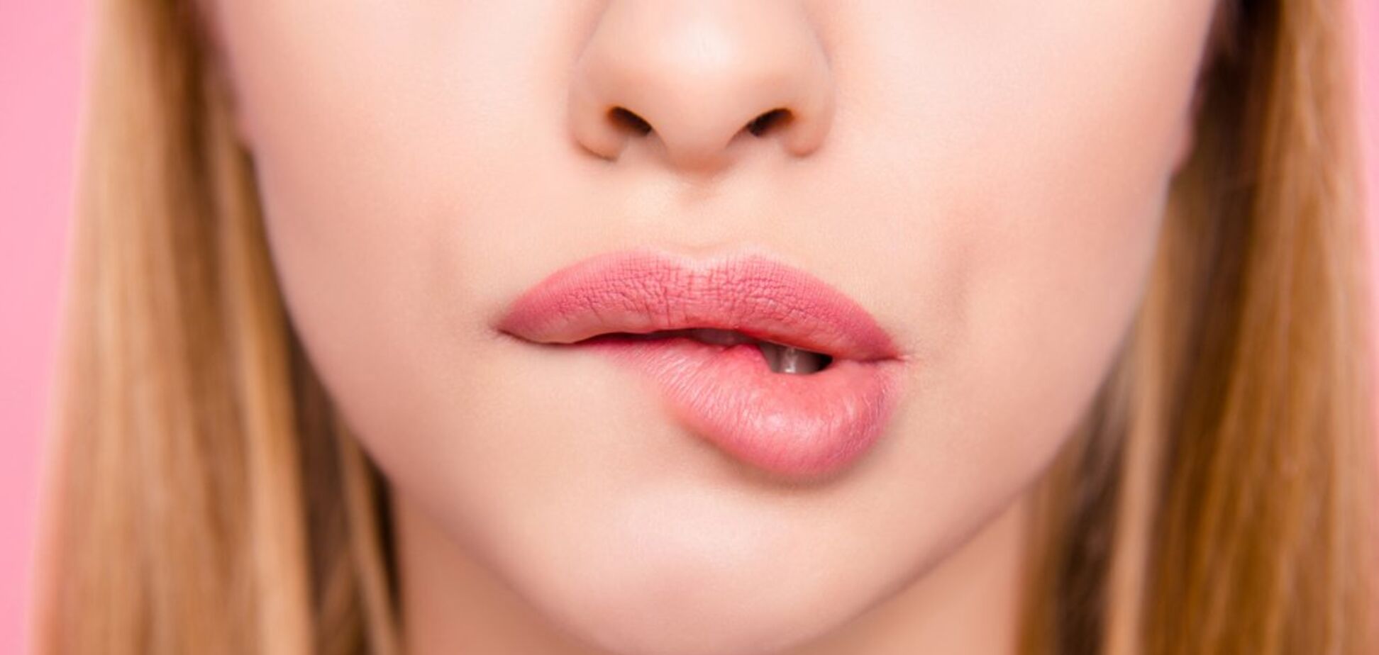 Трещины на губах: дерматолог назвала причины