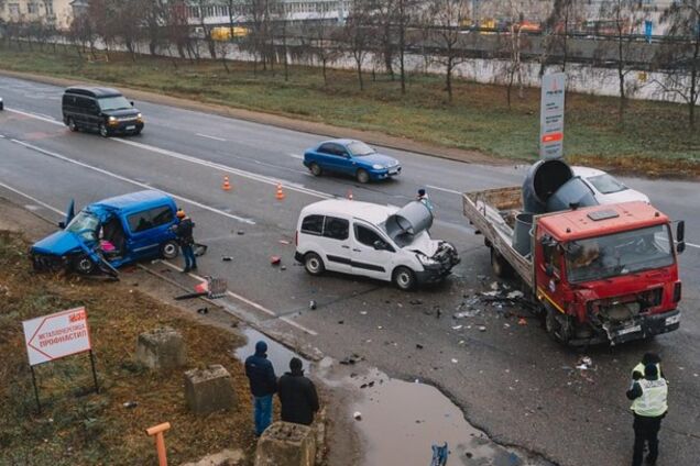 Водителя вырезали из авто: в Днепре легковушка влетела в МАЗ