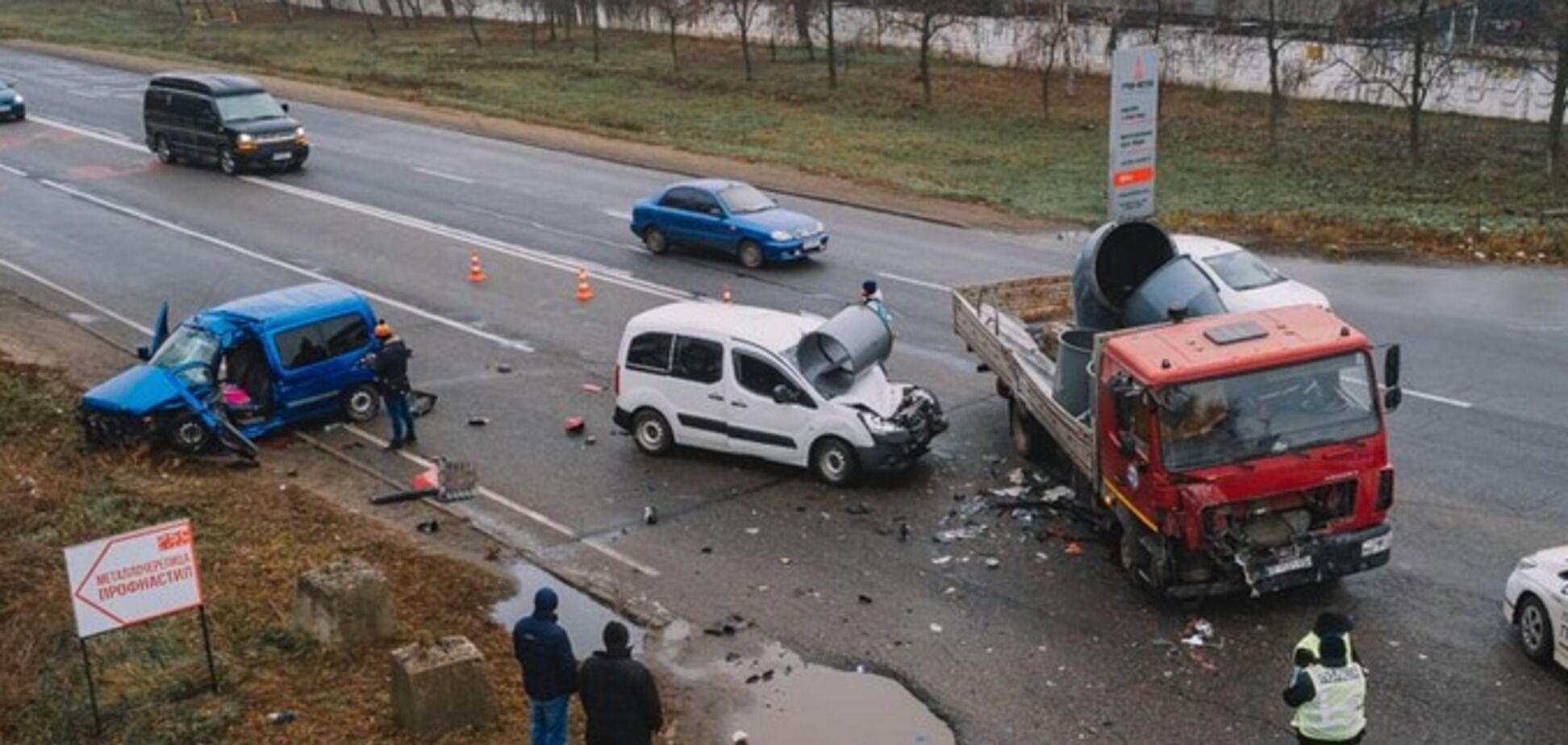 Водителя вырезали из авто: в Днепре легковушка влетела в МАЗ