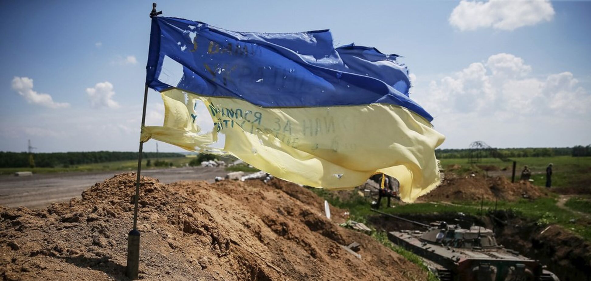 'Це не сніг!' Боєць ООС показав, як окупанти криють Донбас забороненою зброєю. Відеофакт