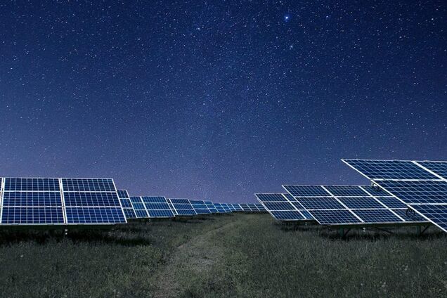 Солнечные станции начали работать в ночное время: что придумали ученые