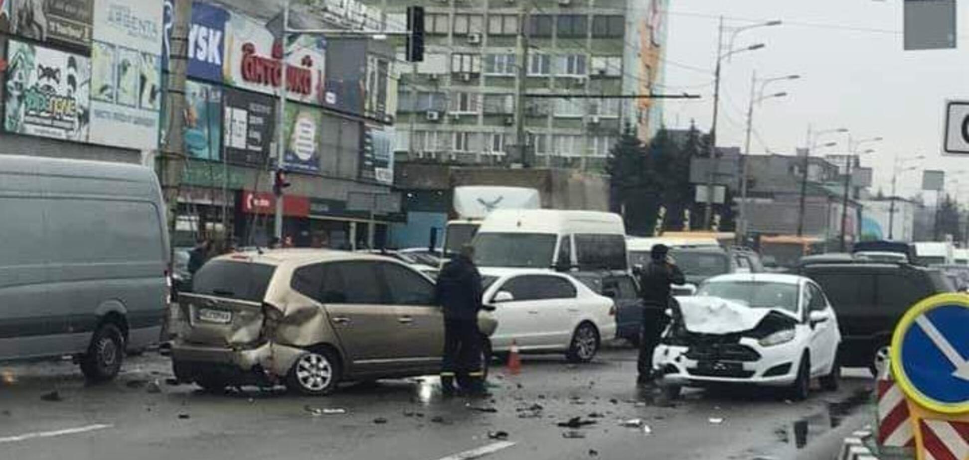 В Днепре масштабная авария остановила целый проспект: фото и видео