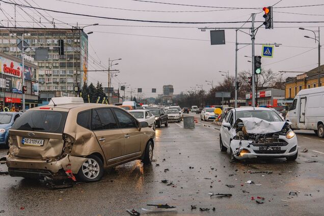 Авто вилетіло на зустрічну: з'явилося відео з моментом аварії, що паралізувала Дніпро