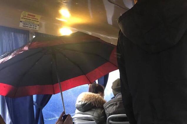 В Киеве пассажиры ехали в маршрутке под зонтами