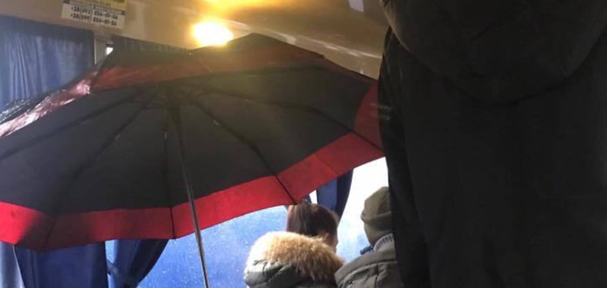 У Києві пасажири їхали в маршрутці під парасолями