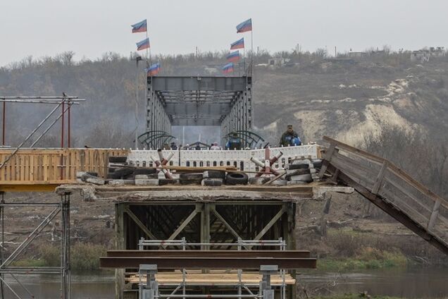 'ЛНР' продовжила провокацію з прапорами на мосту